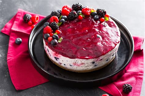 Wild berry cheesecake - Italian recipes by GialloZafferano