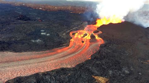 Kilauea volcano continues spewing lava from active fissure in Hawaii ...