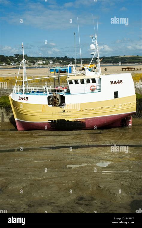 Fishing boat in Padstow harbour Stock Photo - Alamy