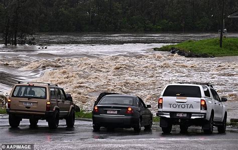 Gold Coast flooding: Thousands face no power for 10 days after floods ...