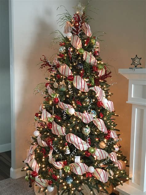 20+ Gorgeous Green Christmas Tree Decorations Ideas - SWEETYHOMEE