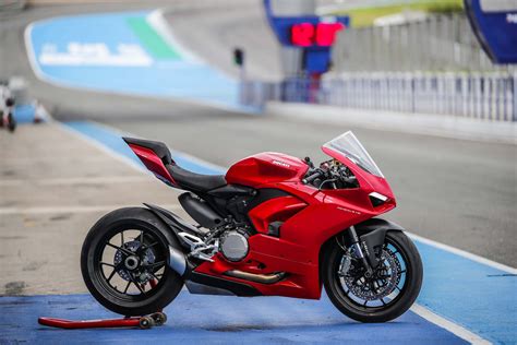 What Its Like to Ride the Ducati Panigale V2, A Review - Asphalt & Rubber