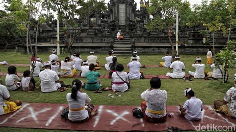 Semangat Umat Hindu Beribadah di Hari Raya Saraswati