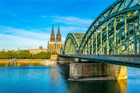 Catedral De Colonia Y Puente Hohenzollern Sobre Alemania Del Rhein Foto ...