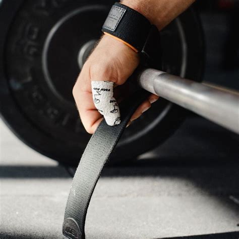 Lifting Grips vs Straps: How to Choose the Right One