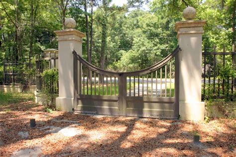 Entry gate idea for the farm. | Wooden garden gate, Entrance gates ...