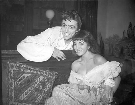 Joan Collins and Maxwell Reed announce their engagement April 1952 ...