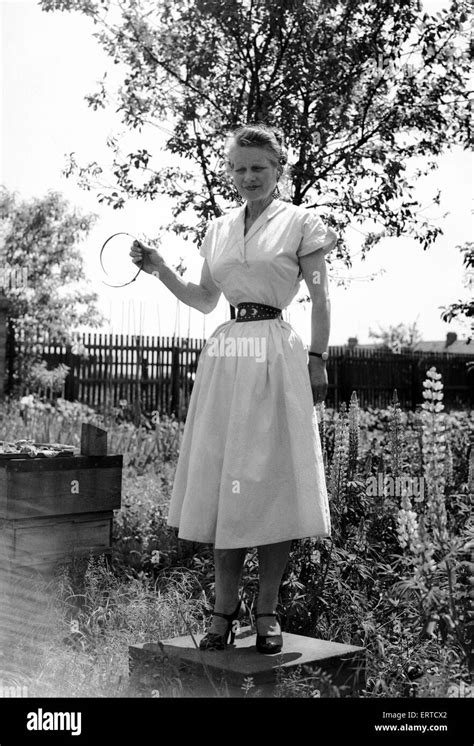 Ethel Granger shows off her 14 inch waist, the smallest in the world ...