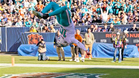 Miami Dolphins wide receiver Tyreek Hill hits the cartwheeling backflip ...