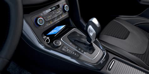 Ford Focus interior and infotainment | carwow