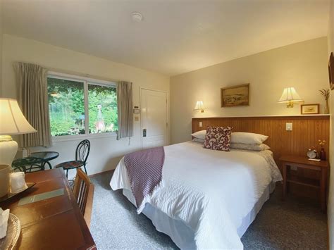 Deer Lake Room – Emerald Valley Inn