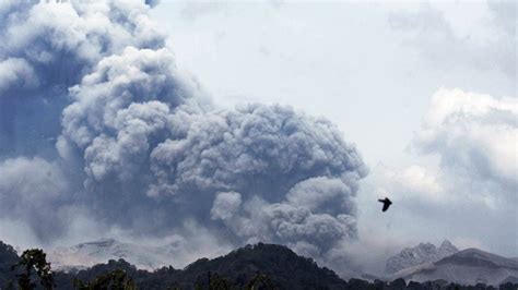 Mount Kelud Volcano Erupts in Indonesia; 4 Dead As Clean-Up Begins ...