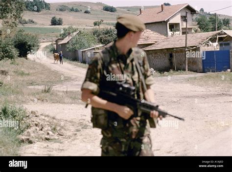 BRITISH ARMY IN KOSOVO SOLDIER OUT ON PATROL Stock Photo - Alamy