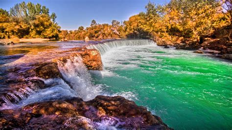 Serene Waterfall: 4K Ultra HD Nature Wallpaper