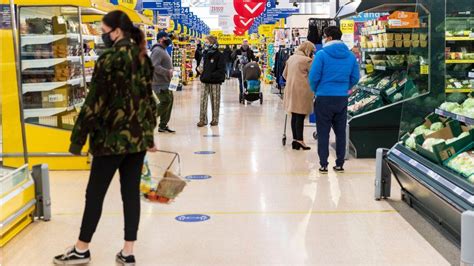 People return to supermarkets as online sales slow - BBC News