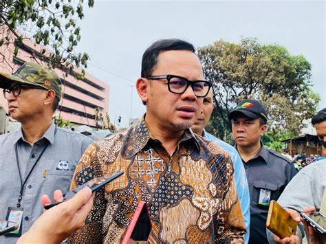 Bima Arya Bersama Warga Cat Jembatan Merah di Bogor | Republika Online