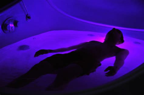 The Benefits of Floating in an Isolation Tank (Natural Meditation ...