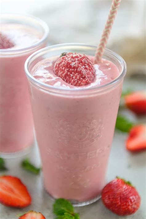 Strawberry Smoothie Recipe (Step by Step) - Whiskaffair