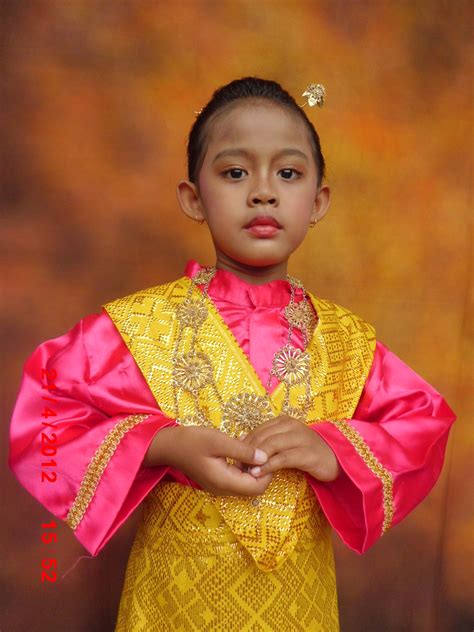 Traditional clothes of Indonesia | Traditional dresses, Traditional ...