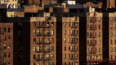 Manhattan Vacancy Rate Climbs, and Rents Drop 10% - The New York Times