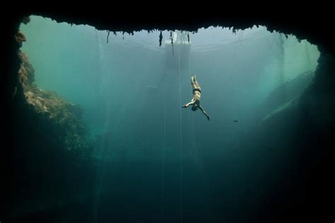 Free diving into Dean's Blue Hole, Long Islands, Bahamas : thalassophobia