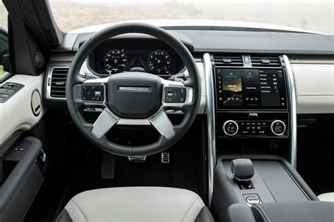 Land Rover Discovery Interior & Infotainment | carwow