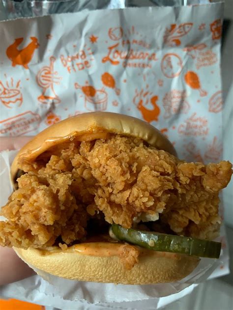 Popeyes Spicy Chicken Sandwich | Yummy comfort food, Food babe, Food ...