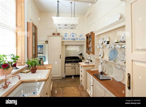 Olde English country house Kitchen cream pretty Stock Photo - Alamy