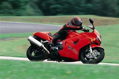 HONDA VFR800 (1998-2001) Review | Speed, Specs & Prices