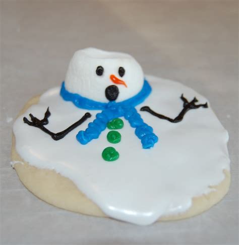 I'm Melting Snowman Cookies | AllFreeHolidayCrafts.com