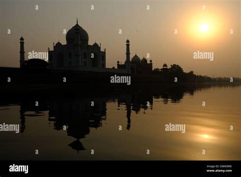 Taj mahal reflection yamuna hi-res stock photography and images - Alamy