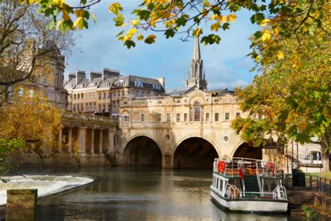 Pulteney Bridge And River Avon In Bath Stock Photo - Download Image Now ...