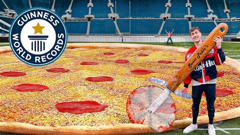 I Made The World's Largest Pizza (132 Feet) - 1000COOKER