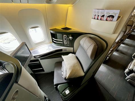 What Is It Like to Fly EVA Air Royal Laurel Business Class? - Business ...