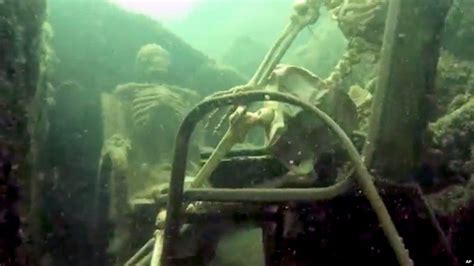 Diver finds underwater skeleton tea party - BBC Newsbeat