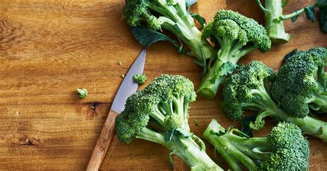 Can You Eat Raw Broccoli? Benefits and Downsides