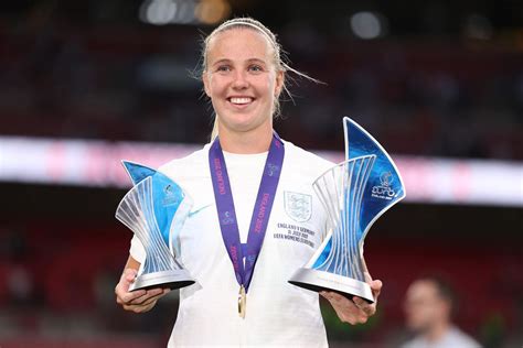 Arsenal’s Beth Mead Wins 2022 BBC Women’s Footballer Of The Year Award ...