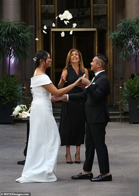 Hoda Kotb officiates two New York nurses' socially distanced wedding ...