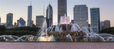 Buckingham Fountain in Grant Park | Famous Chicago Attractions