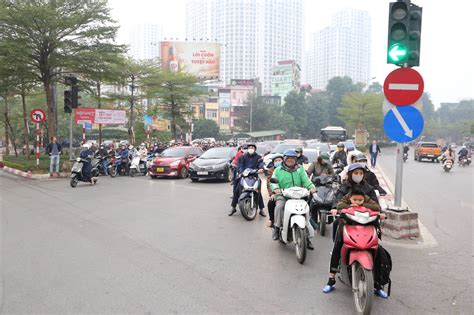 Ngày đầu phân luồng nút Ngã Tư Sở: Giao thông hỗn loạn, mạnh ai nấy đi