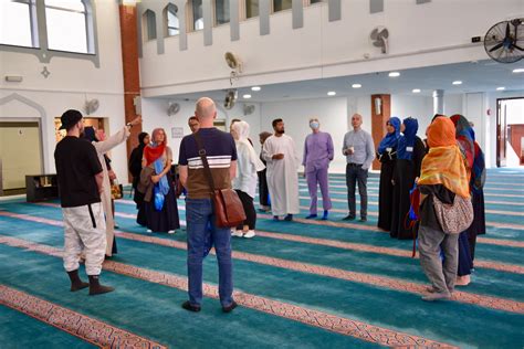 UK mosques’ open-door interfaith initiative returns | Arab News