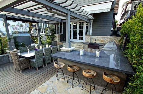 20+ Spectacular outdoor kitchens with bars for entertaining