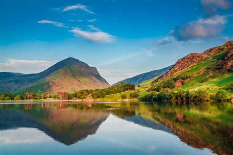 Beautiful sunset at lake in District Lake, UK | Cottage Escapes