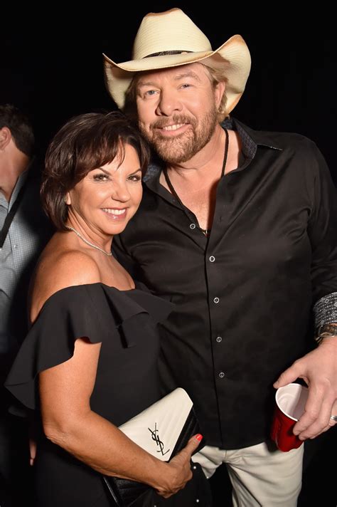 CMT Awards 2024: Toby Keith's kids tear up during tribute to late dad ...