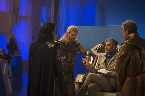 Taika Waititi behind the scenes of Thor: Ragnarok - Taika Waititi ...