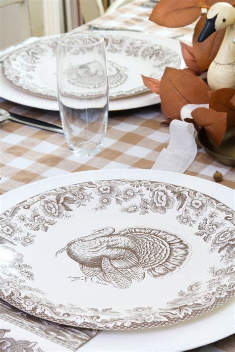 Friendsgiving Table Setting That Will Warm Your Guest's Hearts