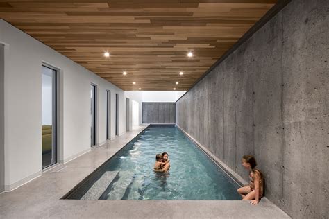 Casa en la montaña con piscina interior por Bourgeois Lechausser