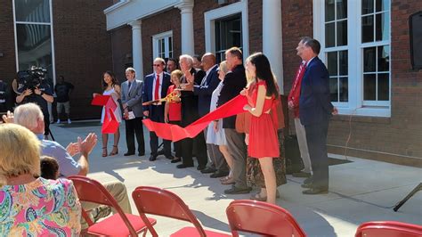 Hendersonville High hosts ribbon cutting of its new, renovated campus