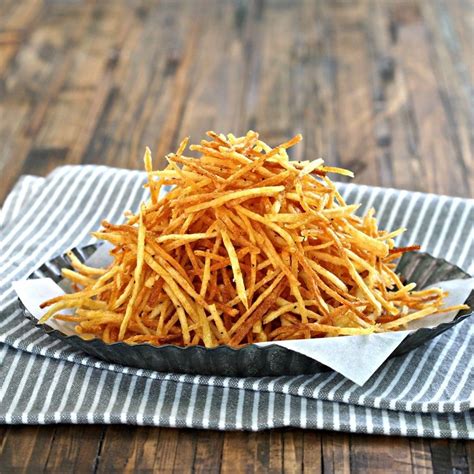 Crispy Crunchy Shoestring Potatoes. Matchstick potatoes deep-fried ...