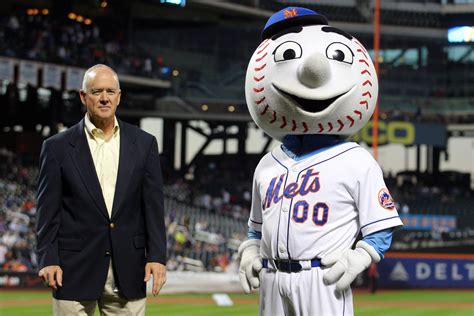 Mets apologize after video of mascot Mr. Met 'flipping off' fans goes ...